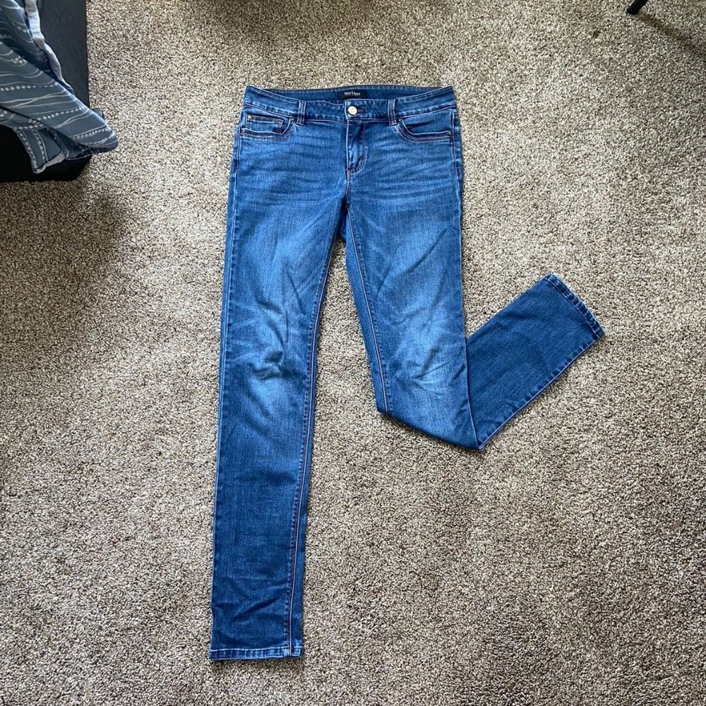 Comfortable jeans, soft and stretchy denim,straigt to skinny cut wit half raise.